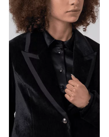 Chaqueta Americana Satinada Negra Surkana detalle Esenziashopping Zaragoza