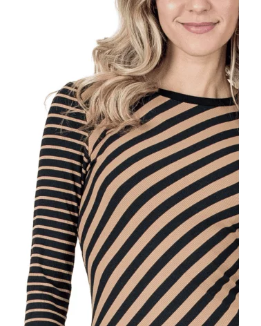 Camiseta Kaya Lylu Wear detalle Esenziashopping Zaragoza