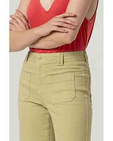 Pantalón Flared Bolsillos Cargo Oliva Claro Surkana detalle Esenziashopping Zaragoza