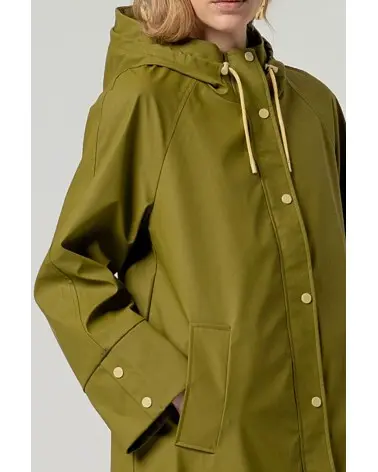 Chaqueta Impermeable Verde Oliva Surkana detalle Esenziashopping Zaragoza