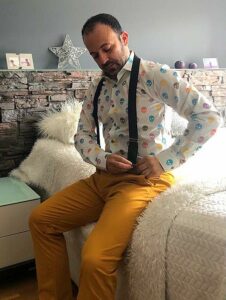 camisa-de-calaveras-pantalon-chino-look-de-navidad