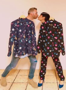 traje-de-chaqueta-mujer-camisa-hombre-estampado-planetas-vaqueros.tienda Esenzia-moda-online